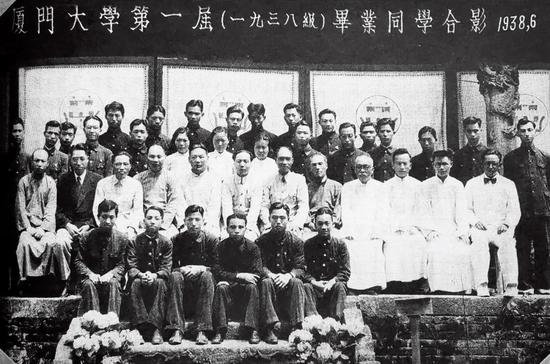 1938年6月，国立厦门大学第一届毕业同学合影。