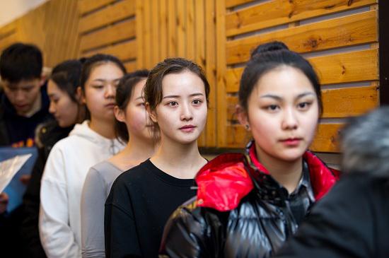 上戏艺考报名人数创新高考生雨中侯考青春靓丽图