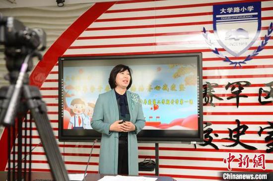 2月29日，老师在学校录制视频课程。　刘文华　摄