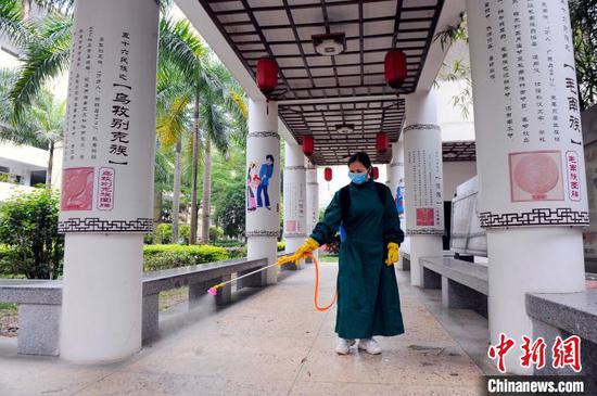 南宁市沛鸿民族中学工作人员对该校民族文化长廊进行消杀。　蒋雪林　摄