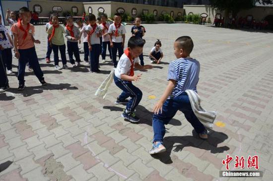 资料图：小学生在室外上体育课。 中新社记者 刘文华 摄