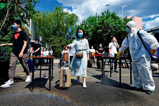5月27日，北京化工大学举行学生返校复课疫情防控演练，为学生返校复课做准备。图/ 新华