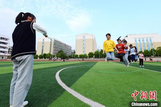 4月13日，江西省赣州市会昌县第三中学高三学生用趣味游戏进行减压。　朱海鹏 摄