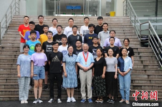 2019级钱伟长班师生合影。南京航空航天大学供图