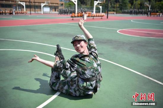 一字马元宝跳艺术学院新生军训场上亮绝活