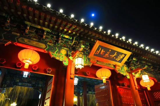 北大元宵夜色皎皎 最大满月降临博雅塔(图)|北京大学|元宵|夜色_新浪