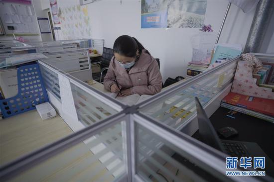 3月14日，青海省海北藏族自治州第一高级中学高三（7）班班主任热措吉在备课。新华社记者 吴刚 摄