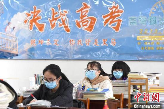 南宁市第三中学学生在上课。 俞靖 摄