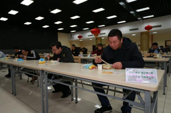 就餐时,参与演练的“学生”一人一桌、同向就座,不聚集、不交谈。东城教育新闻中心供图