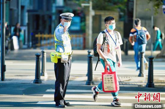 广州交警正在维持交通秩序。广州交警 供图