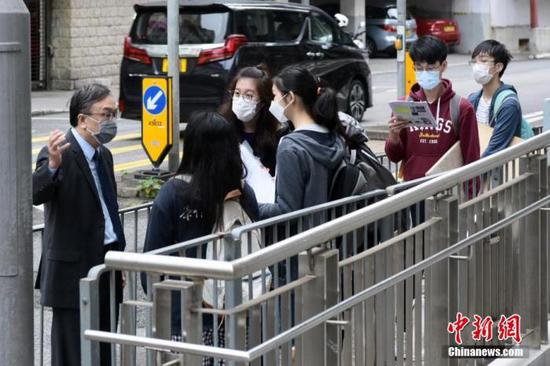 资料图：香港中学文凭试（DSE）考生陆续进入考场。中新社记者 李志华 摄