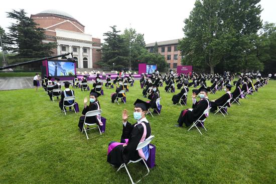 6月23日，清华大学在大礼堂前广场举行2020届本科生毕业典礼   图源：清华大学