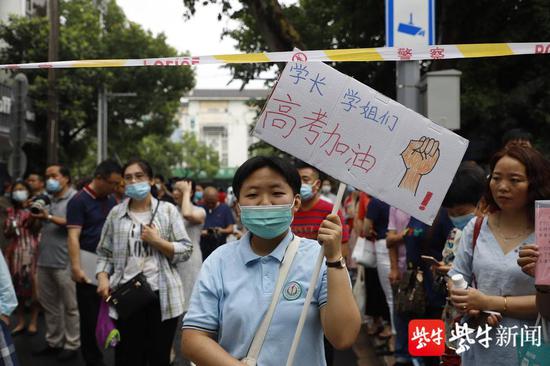 苏州一中高二学子为学长学姐加油