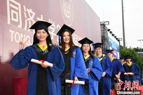 同济大学2020届毕业生接受纪念卷轴、完成拨穗后。同济大学供图