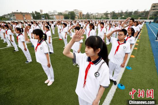 8月29日起，北京中小学校各年级分批、错峰开学。图为北京市丰台区丰台二中初一、高一等年级学生正式开学。　富田 摄