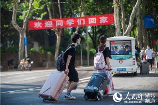 ↑华中师范大学,学子陆续返校。图据人民网