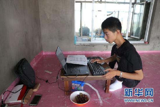 王唯佳在用电脑练习编程。辽宁分社记者 杨青 摄