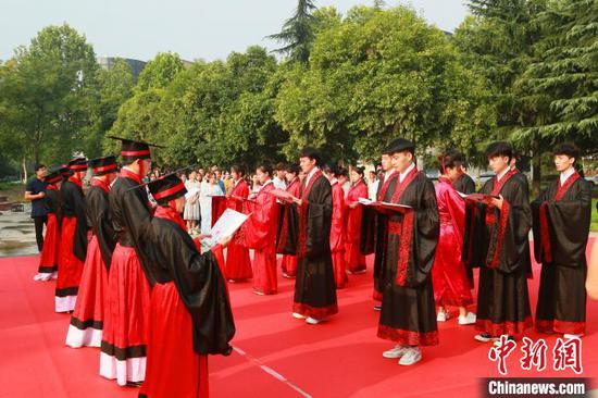 复原“束脩礼”现场,师生齐诵《大学》。 王看看 摄