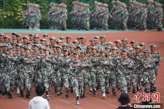 南京邮电大学新生军训成果汇报“沙场秋点兵”