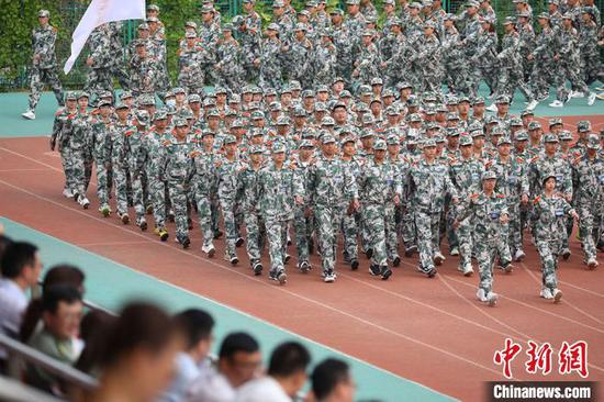 南京邮电大学新生军训成果汇报“沙场秋点兵”