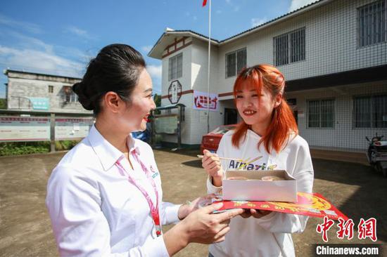 李浩岚（右）品尝“飞机餐”。　天府新区航空旅游职业学院供图 