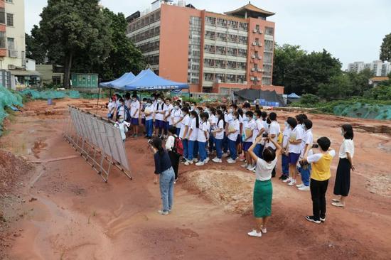 广雅中学师生到工地参观研学。来源：广州市文物考古研究院的微信公众号