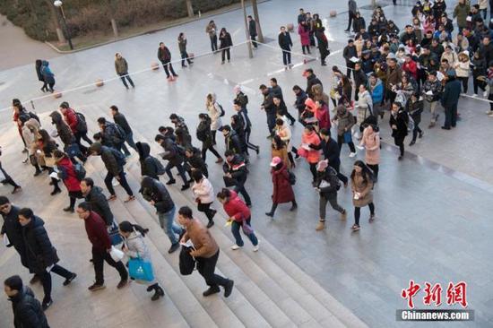 　资料图：山西太原一公务员考点，考生准备进入考场。中新社记者 武俊杰 摄