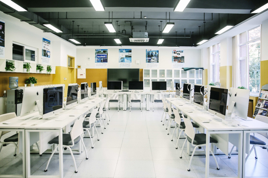 （北京亦庄实验中学影视编导与动漫设计教室）
