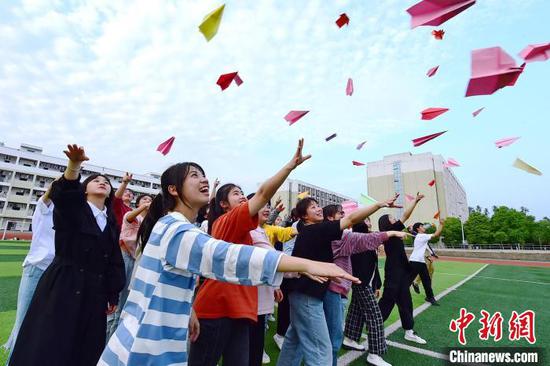 4月13日，江西省赣州市会昌县第三中学高三学生用趣味游戏进行减压。　朱海鹏　摄