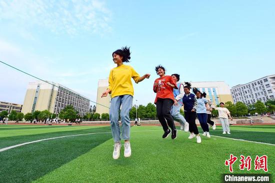 4月13日，江西省赣州市会昌县第三中学高三学生通过跳绳进行减压。　朱海鹏 摄