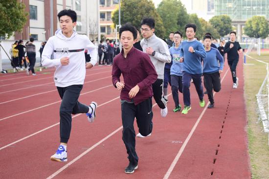 ↑校园长跑，资料图。图据视觉中国