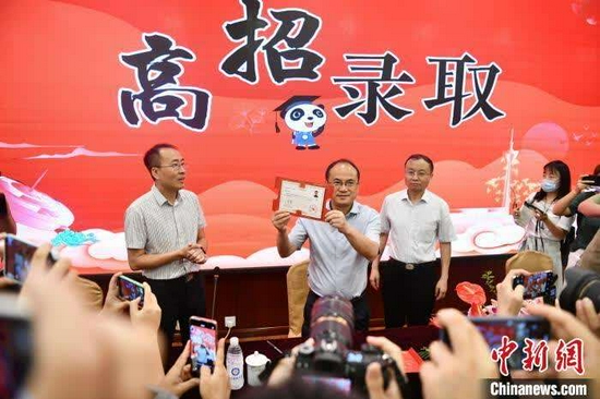 发光、唱歌、开盲盒 高校录取通知书陆续发出