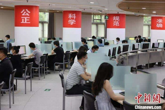 发光、唱歌、开盲盒 高校录取通知书陆续发出