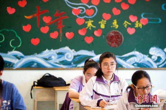 资料图：山西太原第二外国语学校的高三学子们在学校内上课备战高考。 中新社记者 张云 摄 