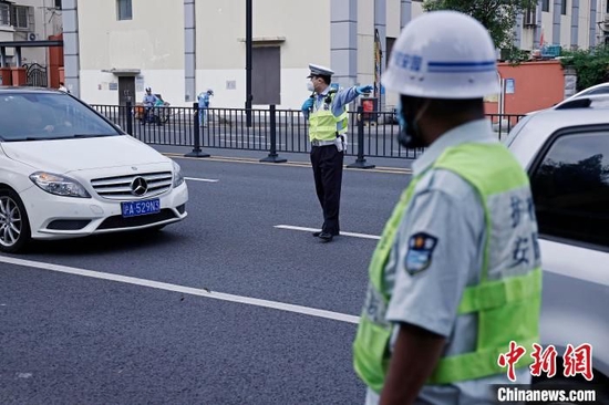 上海公安机关共组织5000余名民警、辅警等安保力量，共同参与返校复学首日护校工作。　殷立勤 摄