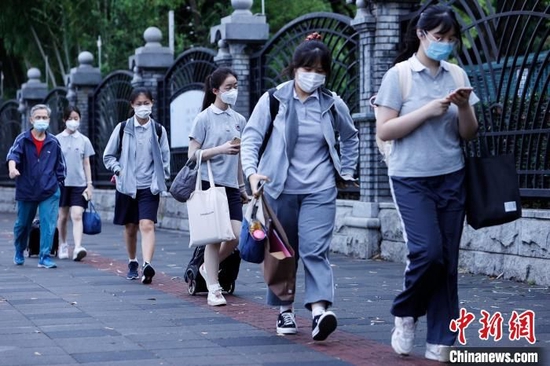 当日8时许，记者在位于江苏路的上海市第三女子中学门口看到，300多名学生按计划时间分批到校。　殷立勤　摄