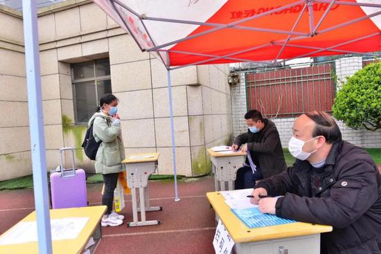 大方县第一中学学生排队入学