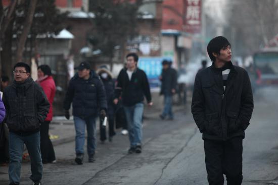 北京，下班时间的“蚁族”聚集区。