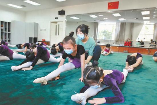 　北京市少年宫近日开学，舞蹈班的孩子在教室练习。本报记者 邓伟摄