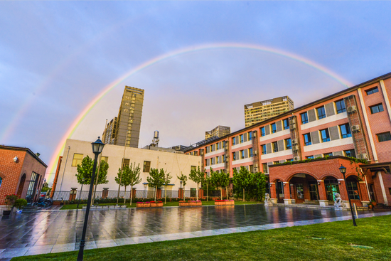  （北京中学外景）
