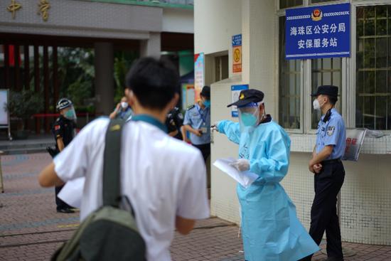 直击广州密接考生隔离高考点：学生穿着防护服进场