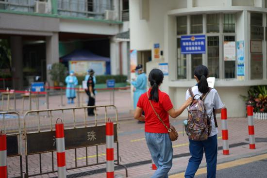 直击广州密接考生隔离高考点：学生穿着防护服进场