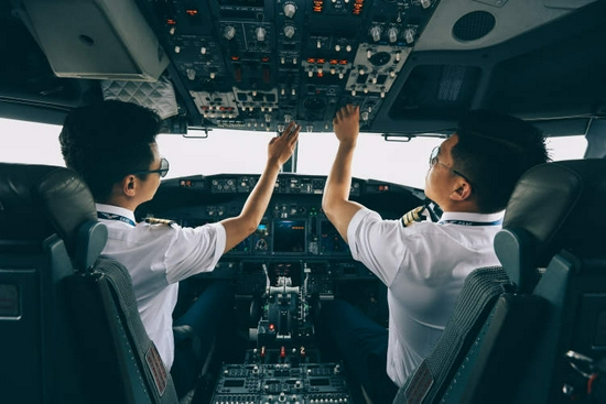 中国东航：民航飞行员可以戴眼镜了