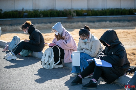 2022年全国硕士研究生招生考试考点，考生们在抓紧复习 图据视觉中国