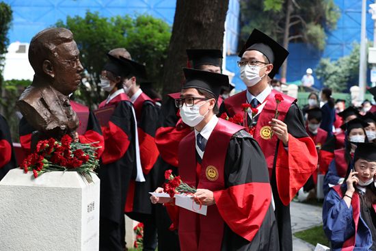 6月30日，北京协和医学院毕业生向刘瑞恒先生雕像献花。北京协和医学院供图