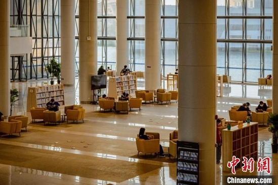 资料图：学生们在图书馆。<a href='/Gaokao/College/Details/GBBK0223'>上海海事大学</a>供图