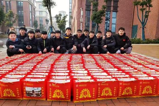 1月17、18日兩天,安徽省阜陽市第十中學新老校區分別召開期末表彰會,并為每優秀學子送上“每人五斤豬肉”的獎勵。校方供圖