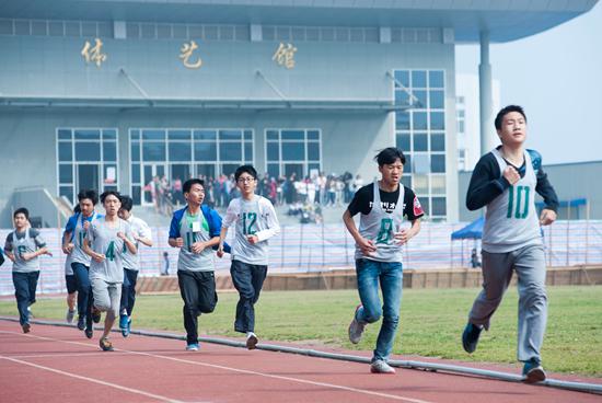 浙江温岭高三学生正在职教城田径场内参加高考体育测试。 视觉中国供图（资料图）