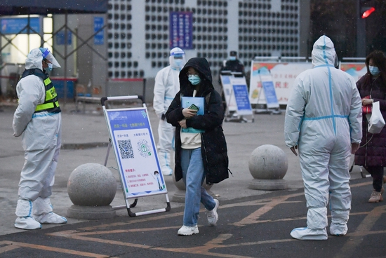 12月25日，考生进入西安交通大学城市学院考点。新华社记者 张博文 摄