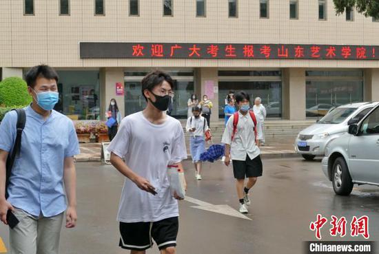 今年山艺本科招生现场考试将从7月13日持续至7月18日，约有3000余名考生参考。　王立燕 摄